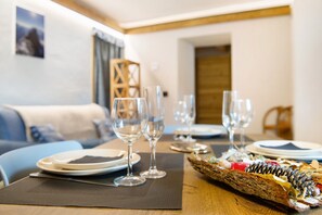 Dining - Apartment 'Le Cervin' with Balcony and Wi-Fi (Valtournenche)