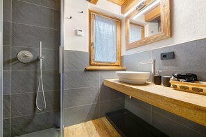Een douche, een haardroger, handdoeken
