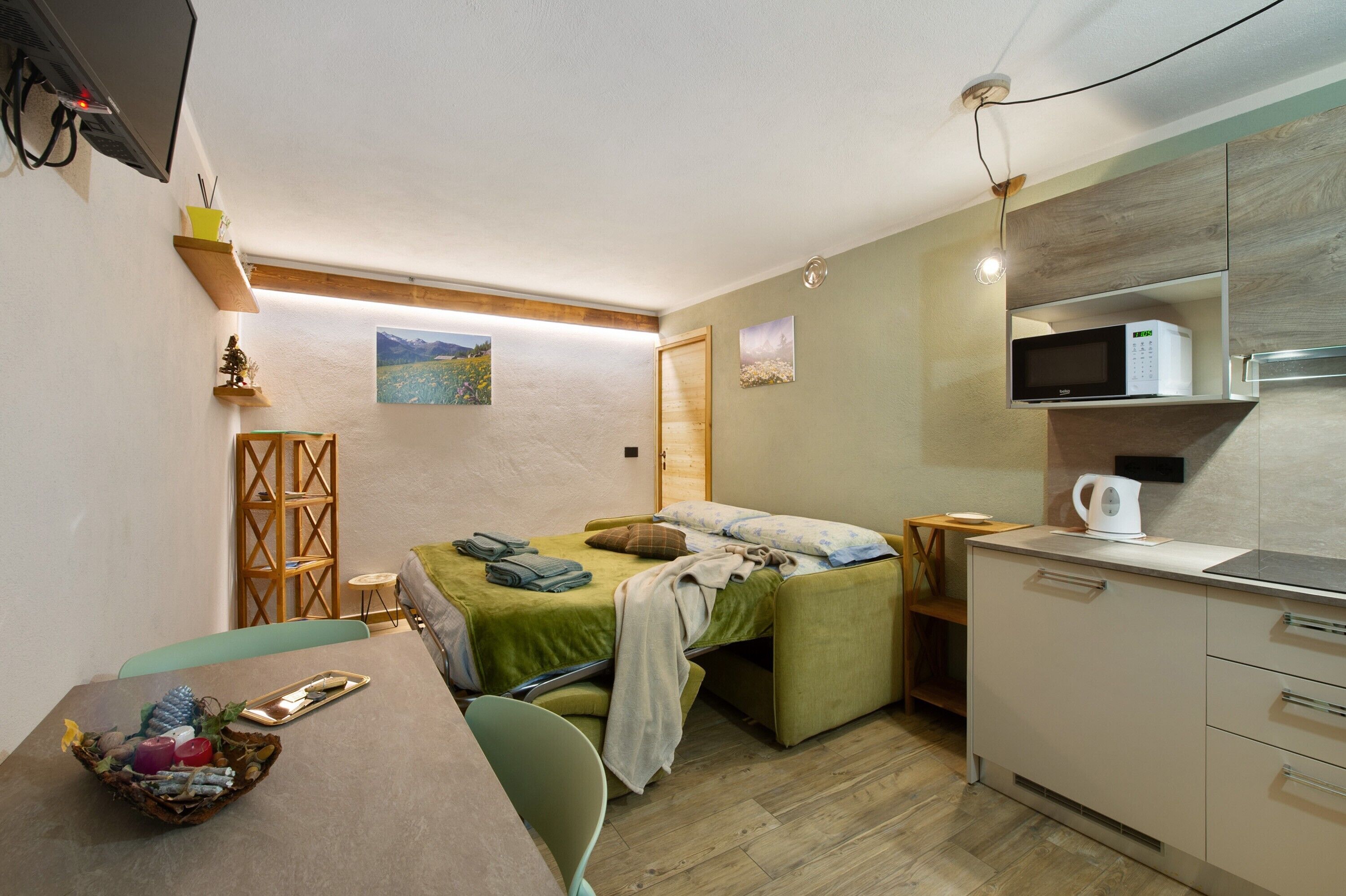 Free WiFi, bed sheets