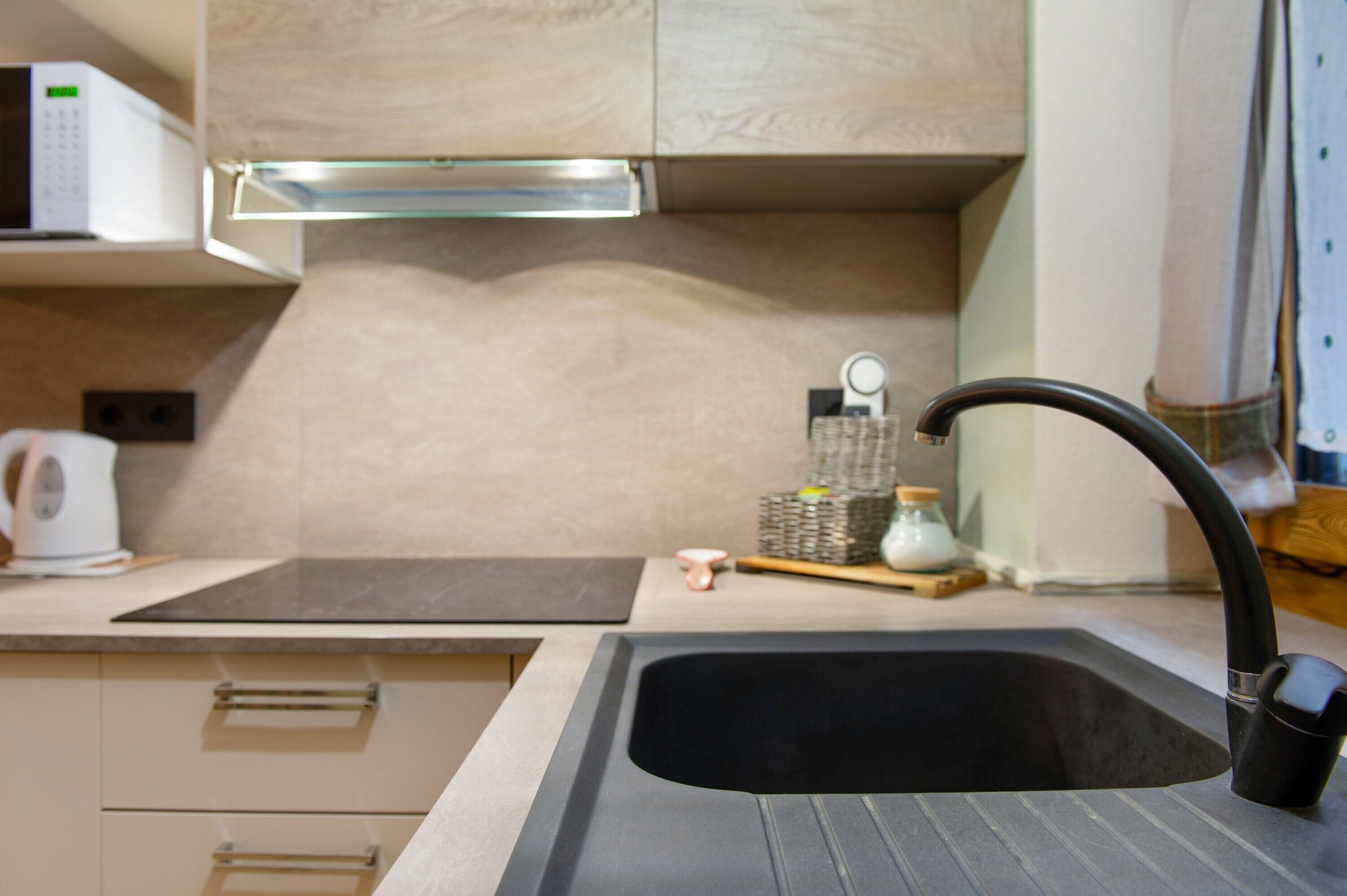 Réfrigérateur, micro-ondes, plaque de cuisson, lave-vaisselle