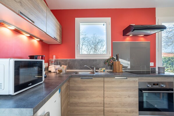 Réfrigérateur, micro-ondes, four, plaque de cuisson