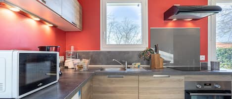 Réfrigérateur, four à micro-ondes, un four, surface de cuisson