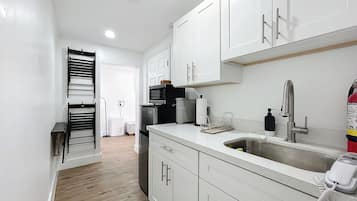 Een koelkast, een microgolfoven, een koffiezetapparaat/waterkoker