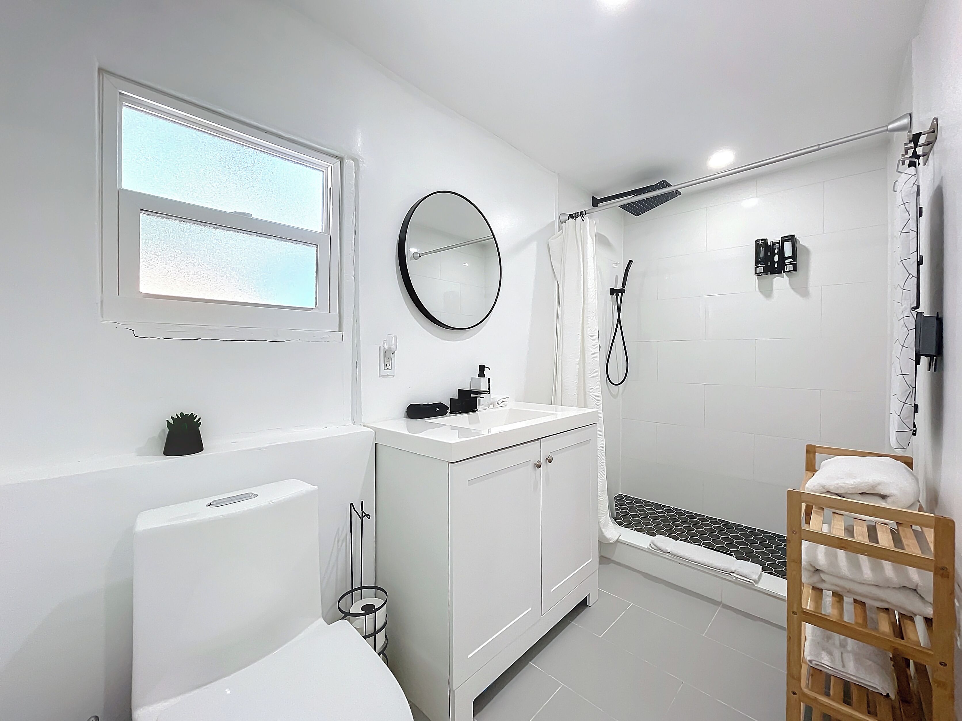 Douche, séchoir à cheveux, serviettes fournies, savon
