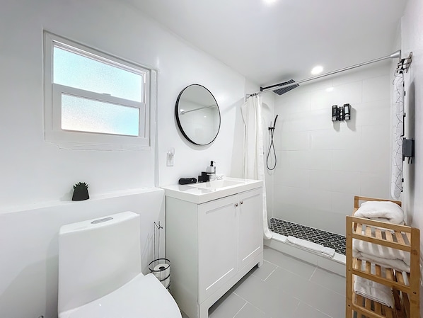 Shower, hair dryer, towels, soap - Cozy Studio Apartment with BBQ Grill Minutes from Fort Lauderdale Airport (Fort Lauderdale)