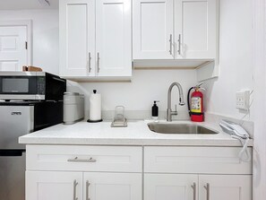 Réfrigérateur, micro-ondes, cafetière/bouilloire