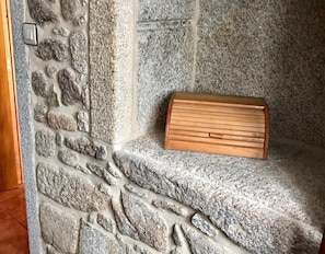 Un mur de pierre avec un banc en bois.