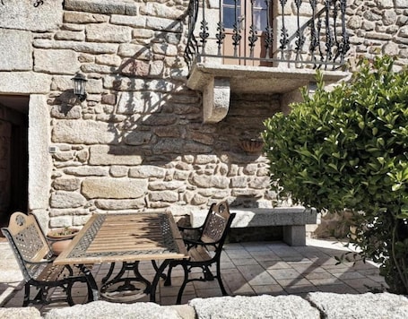 Outdoor dining. Country House 'Fidalgo' with Mountain View, Private Terrace and Wi-Fi
