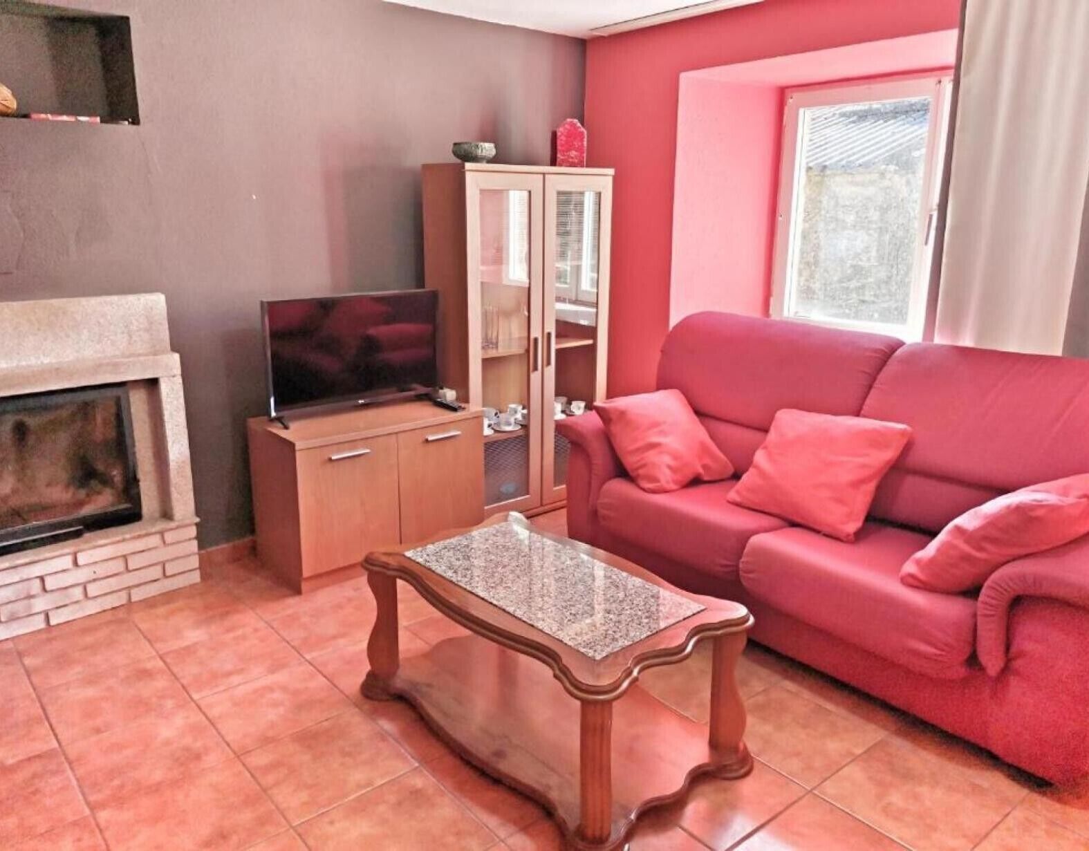 Televisión y chimenea 