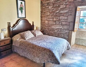 3 bedrooms, free WiFi, bed sheets - Country House 'Fidalgo' with Mountain View, Private Terrace and Wi-Fi (Vimianzo)