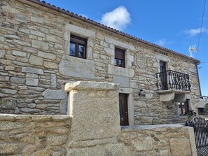 Exterior - Country House 'Fidalgo' with Mountain View, Private Terrace and Wi-Fi (Vimianzo)