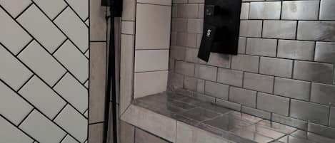 Dusche, Haartrockner, HandtĂŒcher, Seife