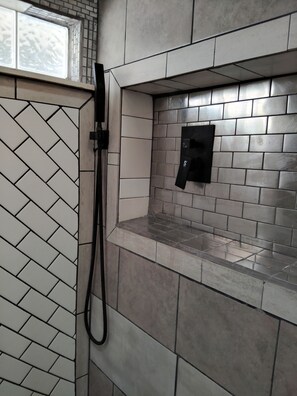 Shower, hair dryer, towels, soap - 1 Bed/1 Bath near UMKC and The Plaza (Kansas City)