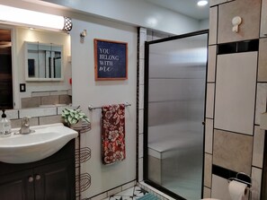 Douche, sèche-cheveux, serviettes fournies, savon