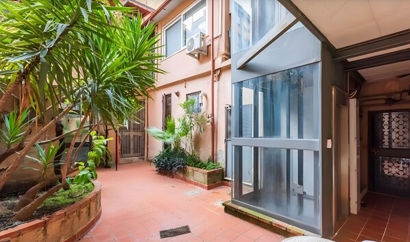 Exterior detail - Gardenvaticanflat83 , 350 mt. from st. Peter, via Crescenzio 83 (Roma)