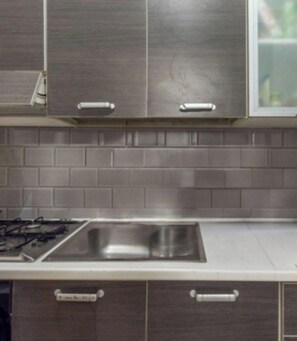 冷蔵庫、電子レンジ、オーブン、コンロ