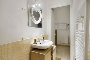 Douche, sèche-cheveux, serviettes fournies