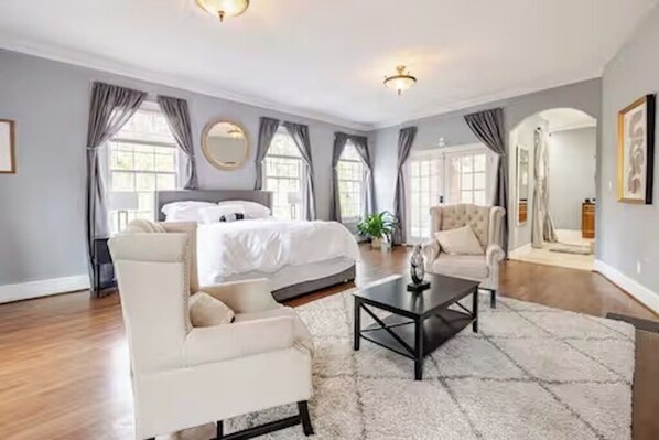 6 habitaciones, tabla de planchar con plancha, wifi y ropa de cama