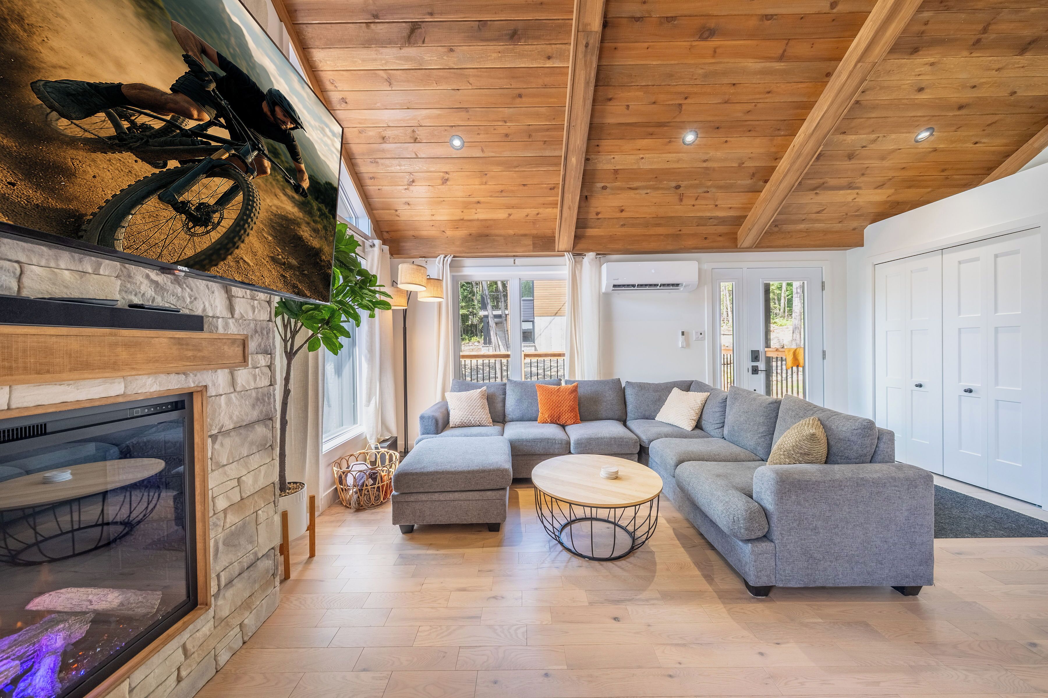 Televisor intel·ligent, llar de foc i estèreo 