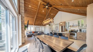 Una cocina amplia con electrodomésticos modernos, una gran mesa de comedor y un rincón de estar acogedor.