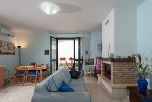 Televisión y chimenea 