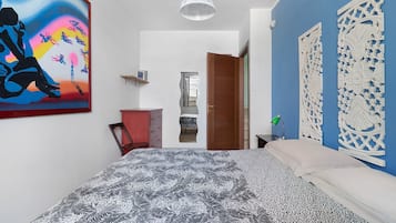 2 slaapkamers, een strijkplank/strijkijzer, gratis wifi, beddengoed