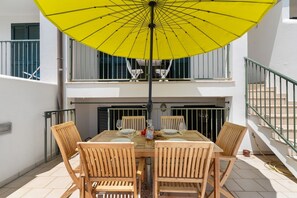 Outdoor dining - Apartment 'Dolce Vita' with Sea View, Wi-Fi and Air Conditioning (Santa Cesarea Terme)