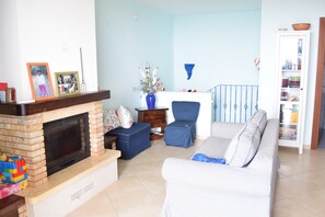 Televisión y chimenea 