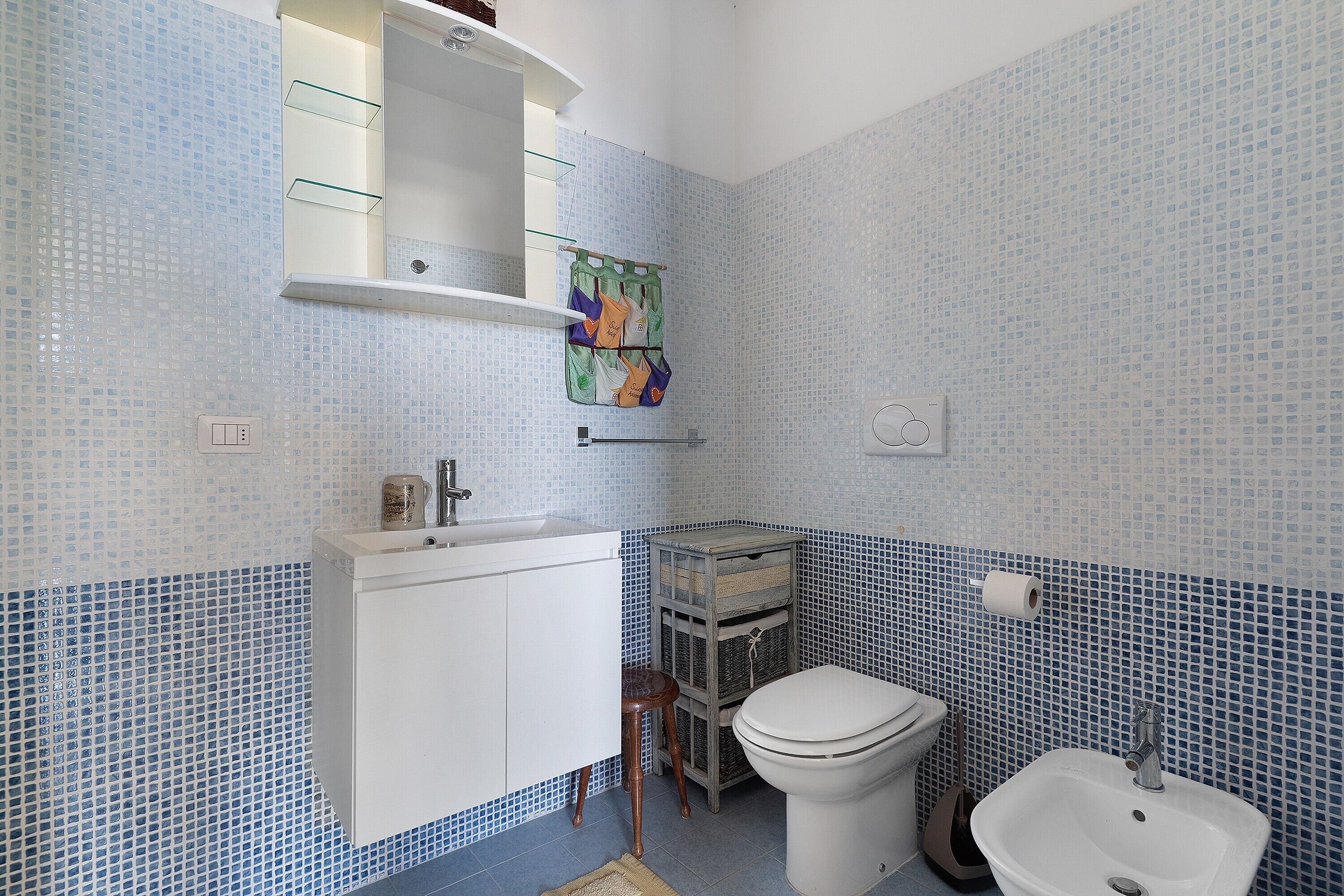 Ein Badezimmer mit Waschbecken, Toilette und Bidet.