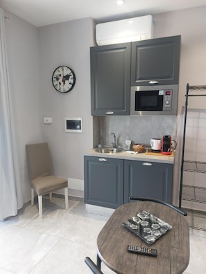 Fridge, microwave, coffee/tea maker, electric kettle
