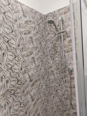 Shower, hair dryer, towels - Apartment 'Fede's Home' with Private Terrace, Wi-Fi and Air Conditioning (Fiumicino)