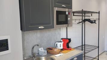 Refrigerador, microondas, cafetera y tetera y tetera eléctrica