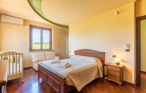 8 bedrooms, travel cot, free WiFi