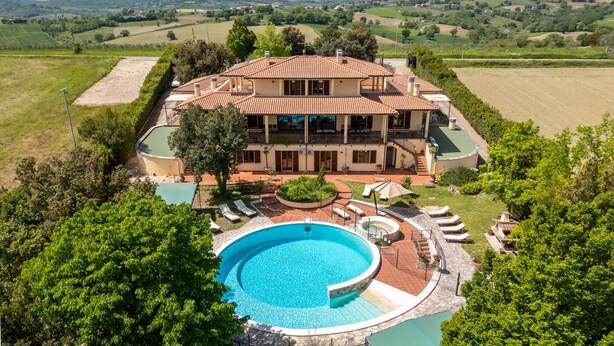 A two-story villa with a swimming pool, surrounded by lush greenery and a scenic countryside view. - Amazing home in Gualdo Cattaneo (PG) (Gualdo Cattaneo (PG))