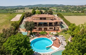 A two-story villa with a swimming pool, surrounded by lush greenery and a scenic countryside view. - Cozy home in Gualdo Cattaneo (PG) (Gualdo Cattaneo (PG))