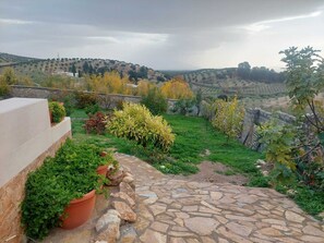Property grounds - Holiday Home 'Casa Del Olivo Lucio En Alomartes' with Mountain Views (Alomartes)