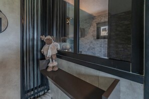 Shower, hair dryer - Apartment "L'Élan" – Modern Comfort 1 km from Ski Slopes, Balcony & Mountain View (Les Angles)