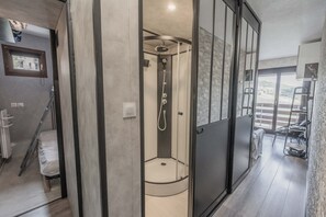 1 bedroom, iron/ironing board, free WiFi - Apartment "L'Élan" – Modern Comfort 1 km from Ski Slopes, Balcony & Mountain View (Les Angles)