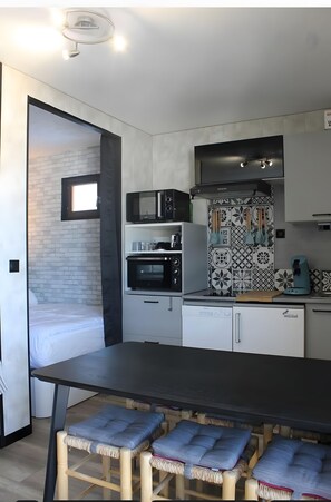 Geladeira, micro-ondas, fogão, cooktop