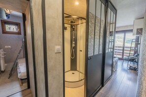 1 bedroom, iron/ironing board, free WiFi - Apartment "L'Élan" – Modern Comfort 1 km from Ski Slopes, Balcony & Mountain View (Les Angles)