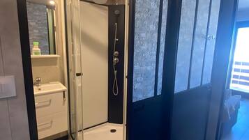 Douche, sèche-cheveux