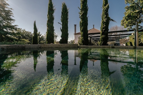 Serena House – 3-Bedroom Holiday Home with 4 Bathrooms, Private Jacuzzi, Wi-Fi & Cable TV