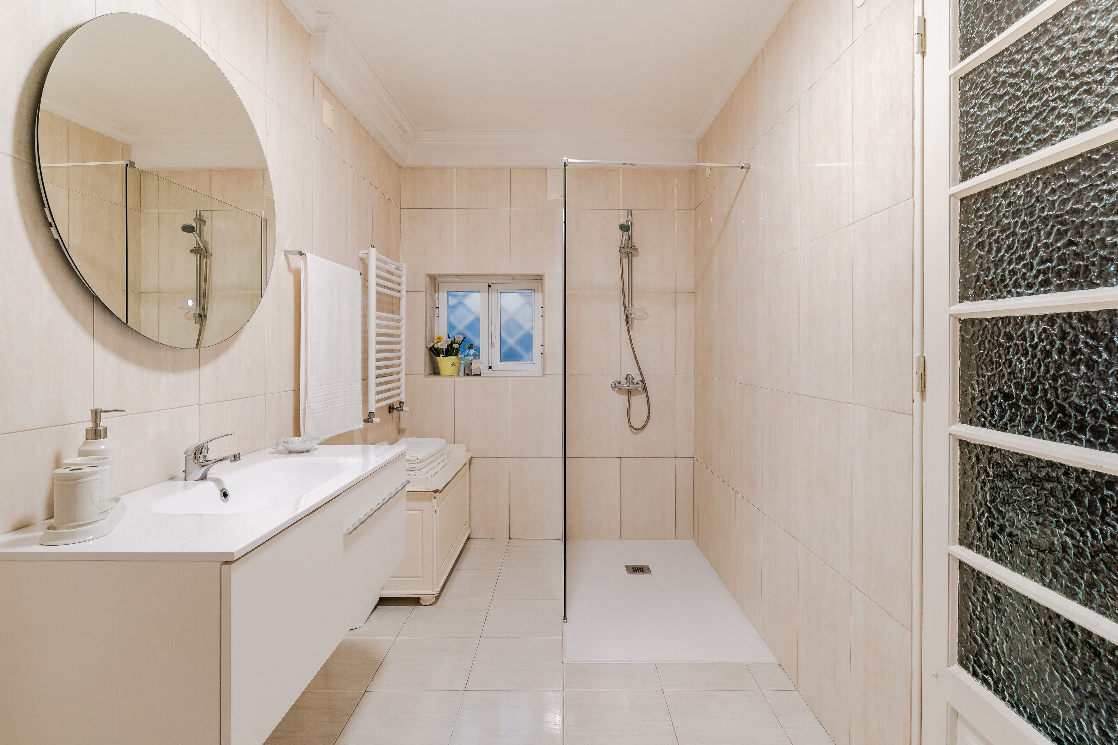 Douche, sèche-cheveux, serviettes fournies