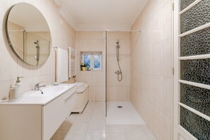 Douche, séchoir à cheveux, serviettes fournies