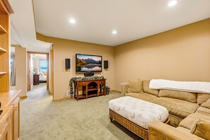 3 bedrooms, desk, iron/ironing board, WiFi - Woodsy Waterfront Retreat on Gorgeous Balsam Lake (Balsam Lake)