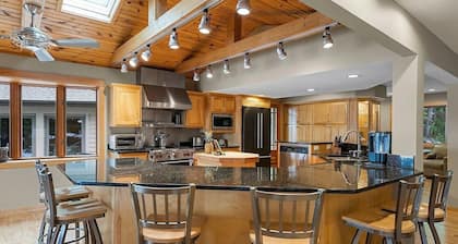 Woodsy Waterfront Retreat on Gorgeous Balsam Lake