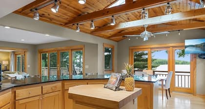 Woodsy Waterfront Retreat on Gorgeous Balsam Lake
