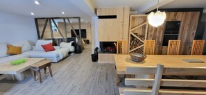 Télévision, cheminée, livres