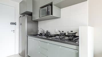 Apartemen Standar, pemandangan sungai | Dapur pribadi | Lemari es, microwave, kompor, dan ketel listrik