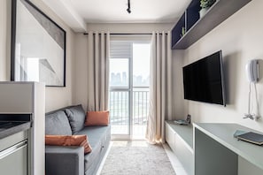 Apartamento standard, vista para o rio | Área de estar | TV